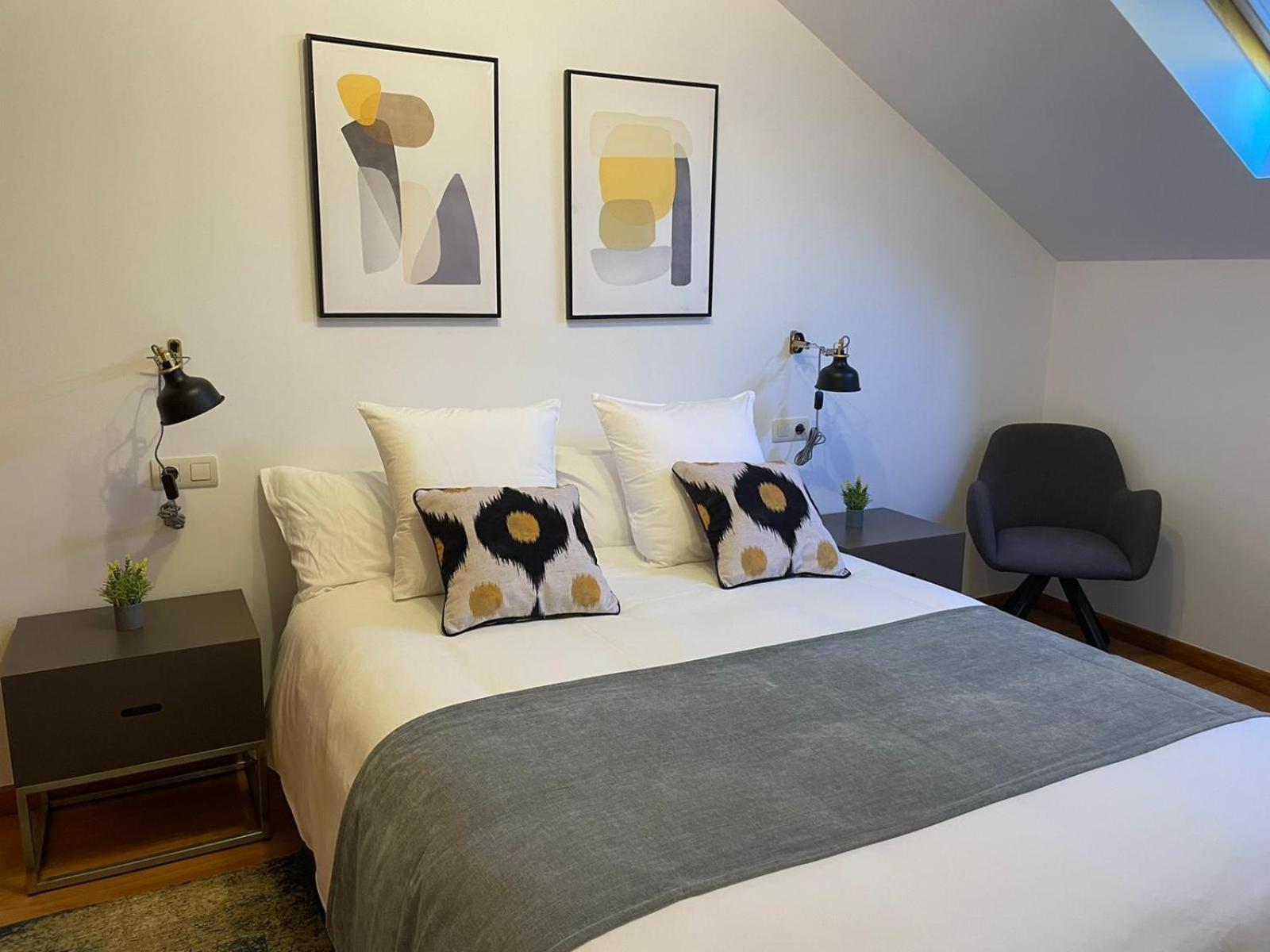Apartamentos Ciudad Santiago Santiago de Compostela Rum bild