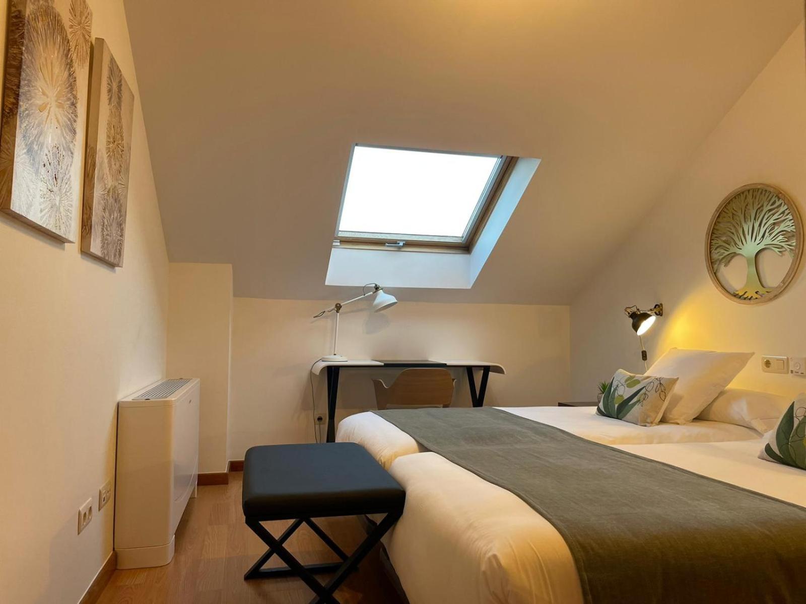 Apartamentos Ciudad Santiago Santiago de Compostela Rum bild